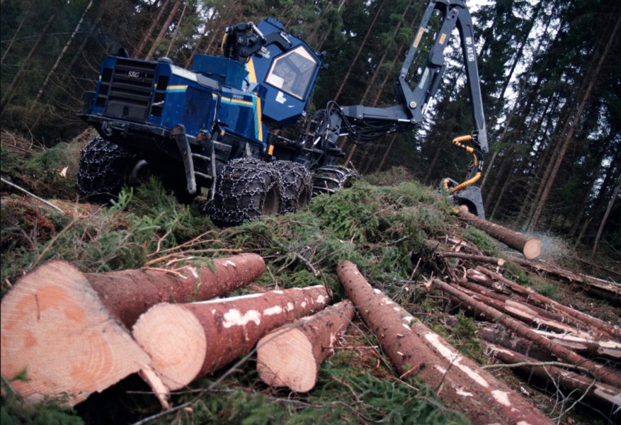 En skogsmaskin av typ skördare under slutavverkning i Värmland.