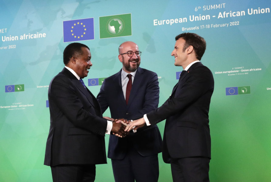 Kongo-Brazzavilles president Denis Sassou Nguesso välkomnas till toppmötet i Bryssel av EU:s rådsordförande Charles Michel och Frankrikes president Emmanuel Macron.
