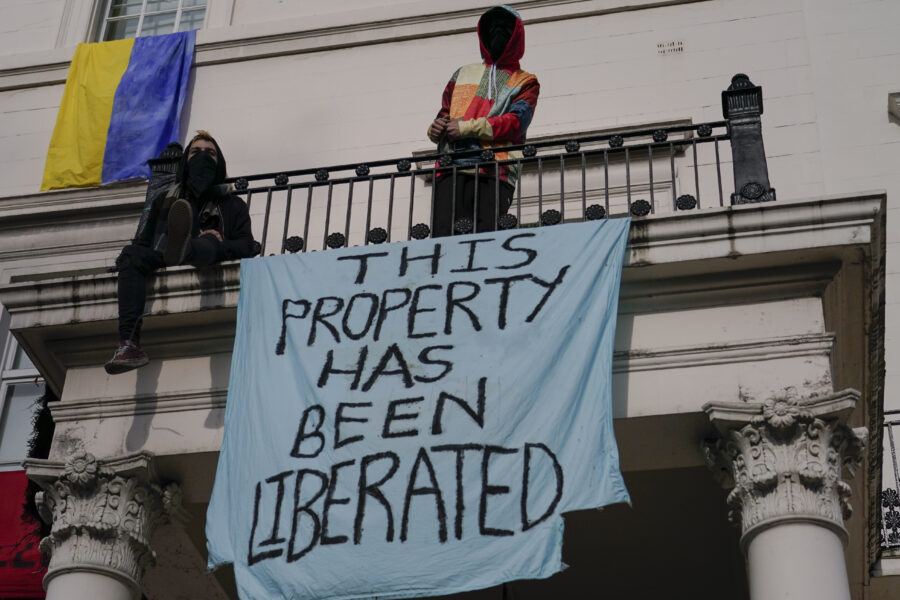 Demonstranter ockuperar en oligarks hus i London.