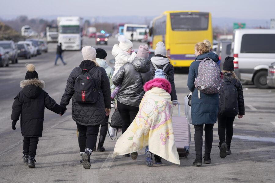 Flyktingar från Ukraina går över gränsen till Polen under tisdagen.