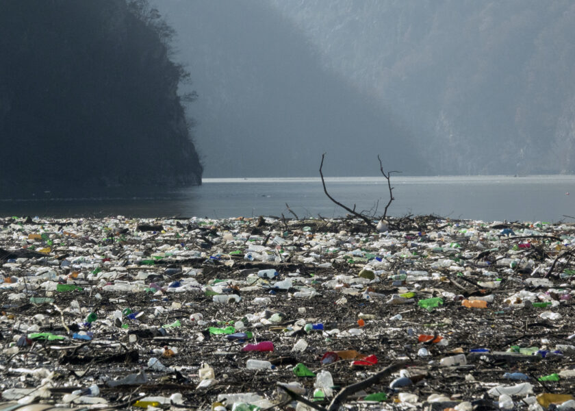 Mängder av plastskräp förorenar jorden, här är ett exempel i Bosnien.