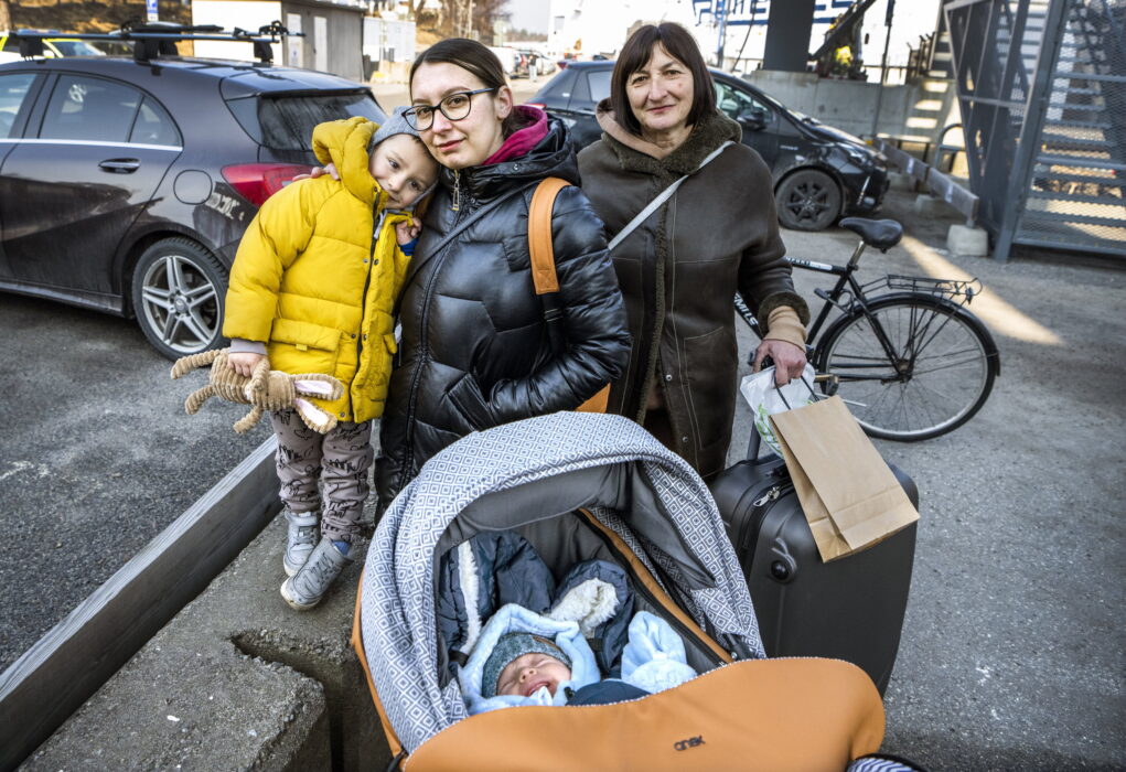 Oksana som som flytt från staden Ternopil i Ukraina, tillsammans med barnen Timothy, 2 år och Danil, 1 mån, och hennes mamma Natalia