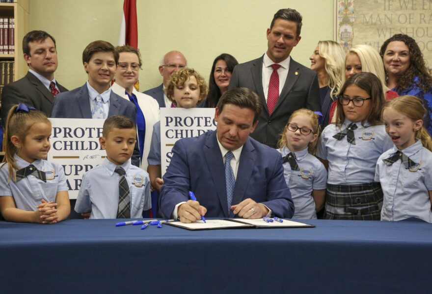 Floridas guvernör Ron DeSantis skrev under lagen omgiven av barn på en skola i Shady Hills.