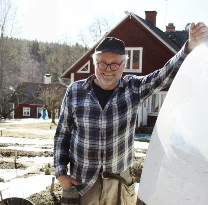 Olle Forsell på sin gård i Ydre
