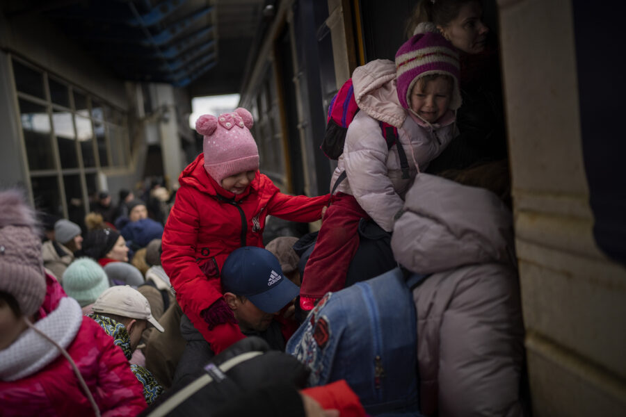 Människor i huvudstaden Kiev försöker ta sig ombord på ett tåg till Lviv under måndagen.