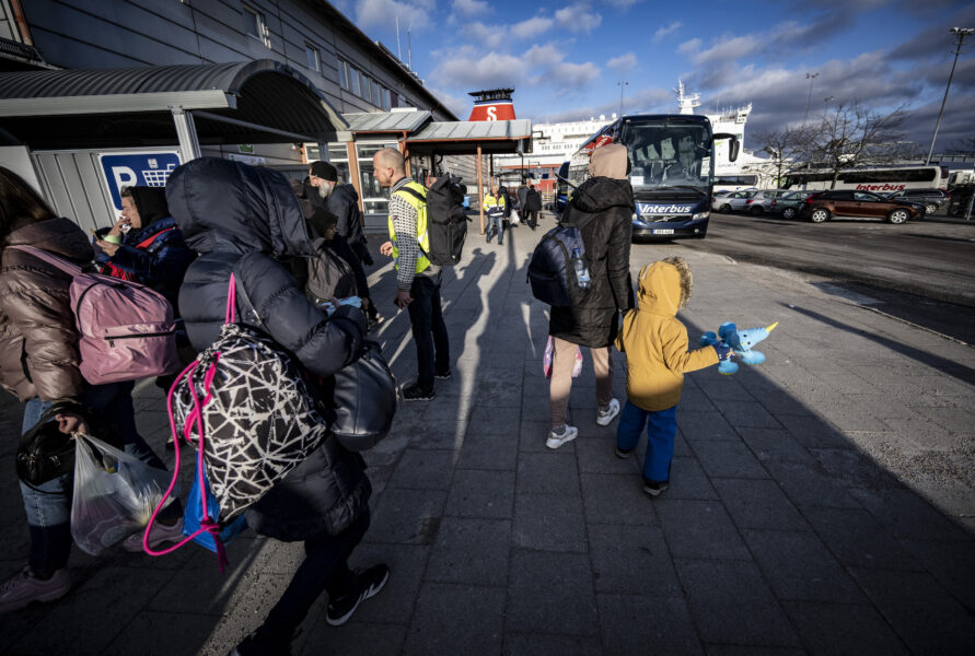 Ukrainska flyktingar i Karlskronas hamn i mars.
