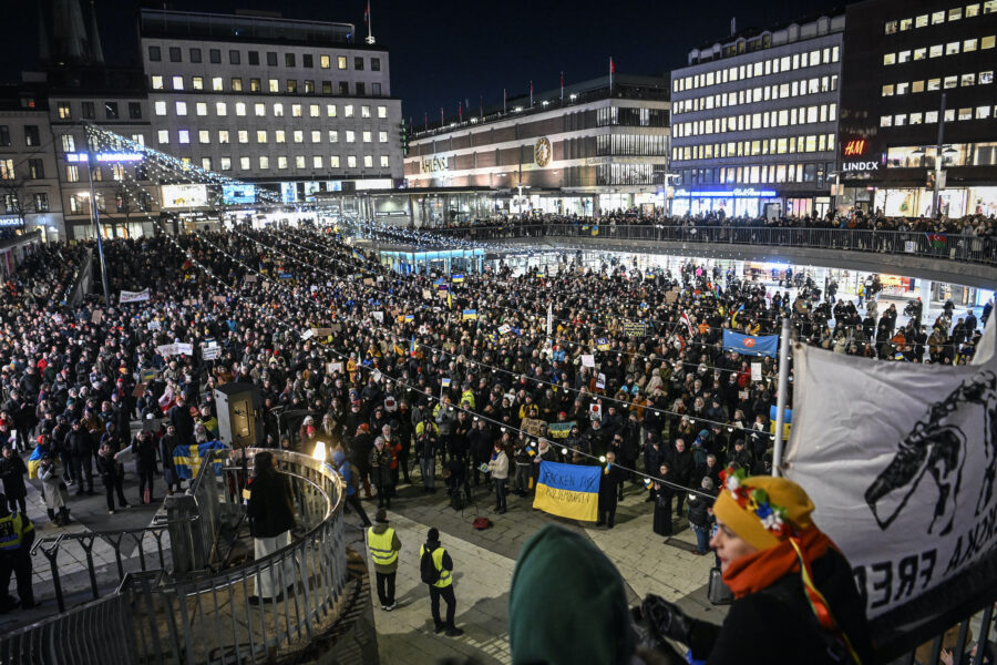 Fredsmanifestation för Ukraina på Sergels torg i Stockholm i början av mars.