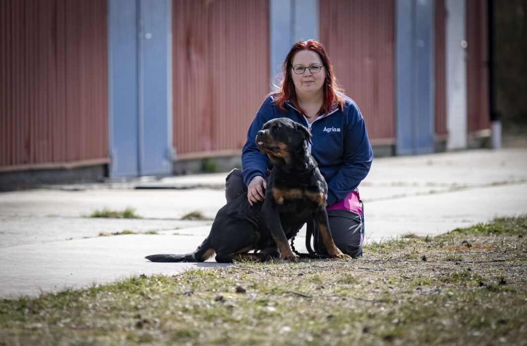 Maria Björn med rottweilern Plusha