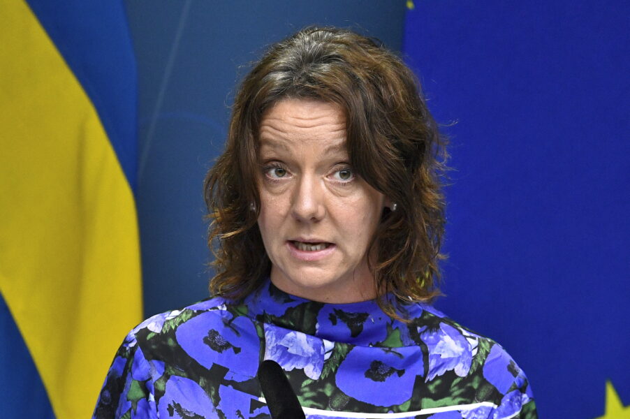 Matilda Ernkrans, biståndsminister, meddelar att regeringen avsätter medel till flyktingar från Ukraina som söker asyl i Sverige.