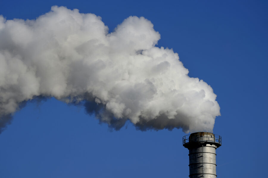 Utsläppen av växthusgaser måste minska nu, inte 2025, nser forskare som anser att IPCCs senaste rapport kan misstolkas.