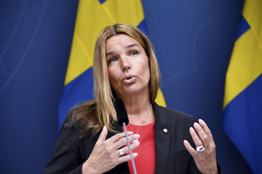 Landsbygdsminister Anna-Caren Sätherberg presenterar förslag för att stärka Sveriges livsmedelsberedskap vid en pressträff i Rosenbad.