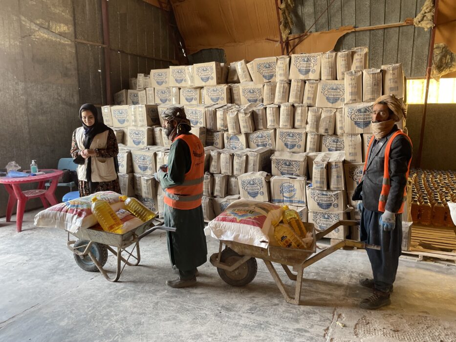 Matutdelning från Världslivsmedelsprogrammet (WFP) i provinsen Herat i nordvästra Afghanistan