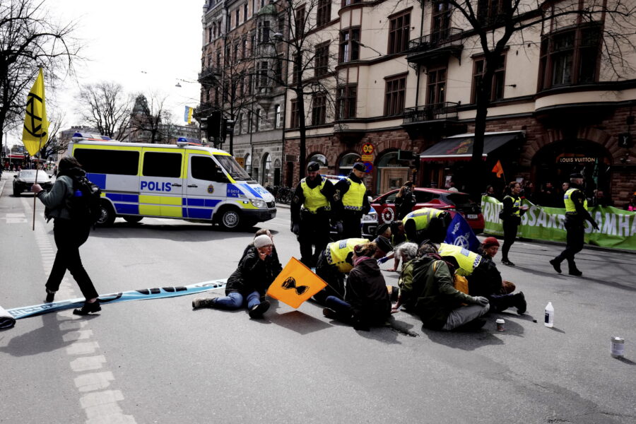 Medlemmar från Extinction Rebellion utför en sittstrejk på Birger Jarlsgatan i centrala Stockholm.