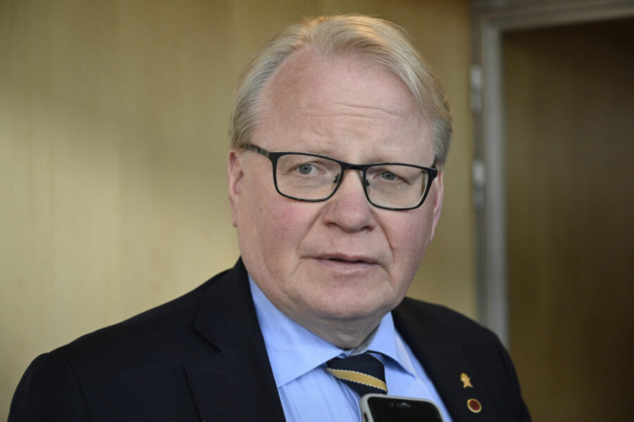 Försvarsminister Peter Hultqvist (S) ser en ny järnridå framför sig.