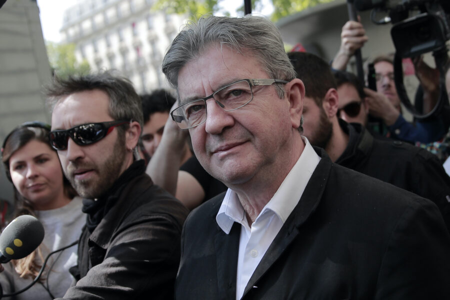 Vänsterledaren Jean-Luc Mélenchon samlar stöd för att leda oppositionen mot den franska presidenten.