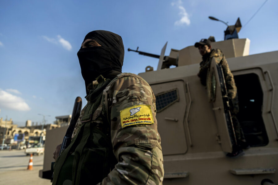 Soldater från kurdisk-ledda SDF står vakt i Raqqa, Syrien, den 7 februari i år.
