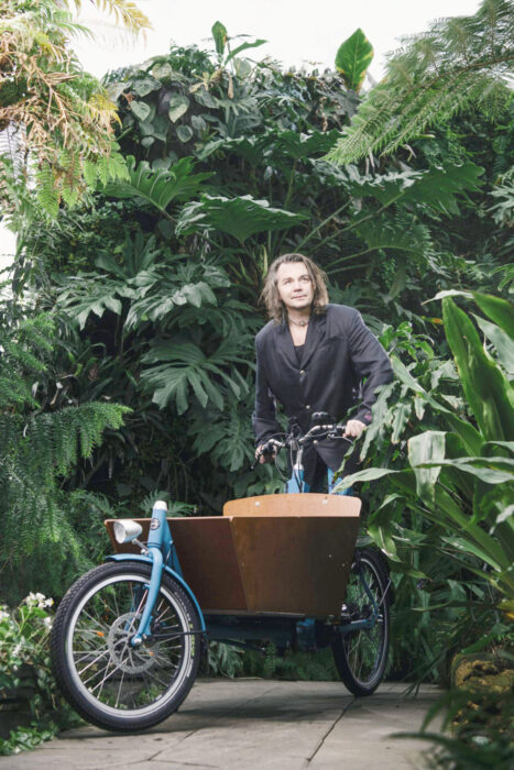 Popartisten Emil Jensen sommarturnérar på cykel som en manifestation för miljön, freden och klimatet