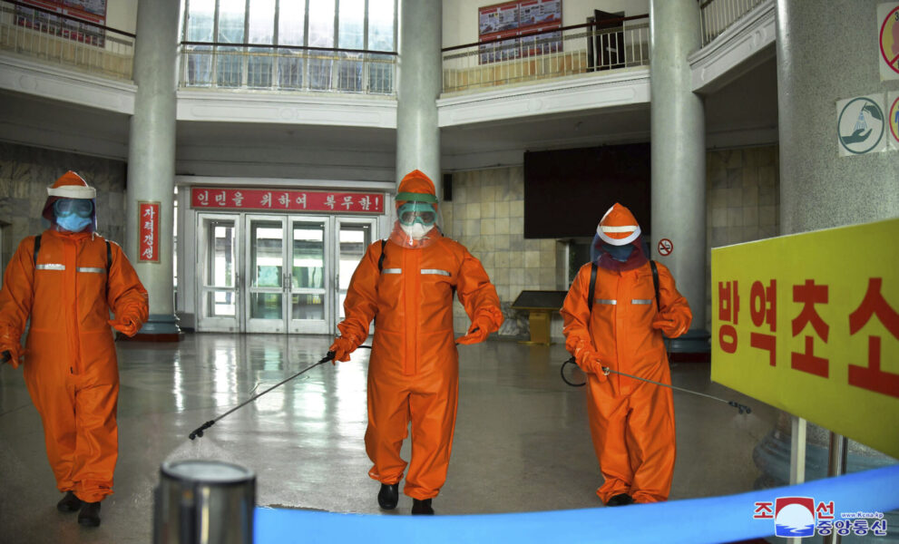 Personal i skyddsklädsel desinficerar en station för kollektivtrafik Nordkoreas huvudstad Pyongyang.