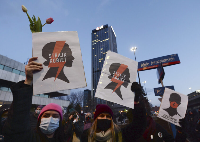 Kvinnostrejk, en polsk kvinnorättsorganisation, demonstrerade mot abortlagarna på 8 mars i fjol.