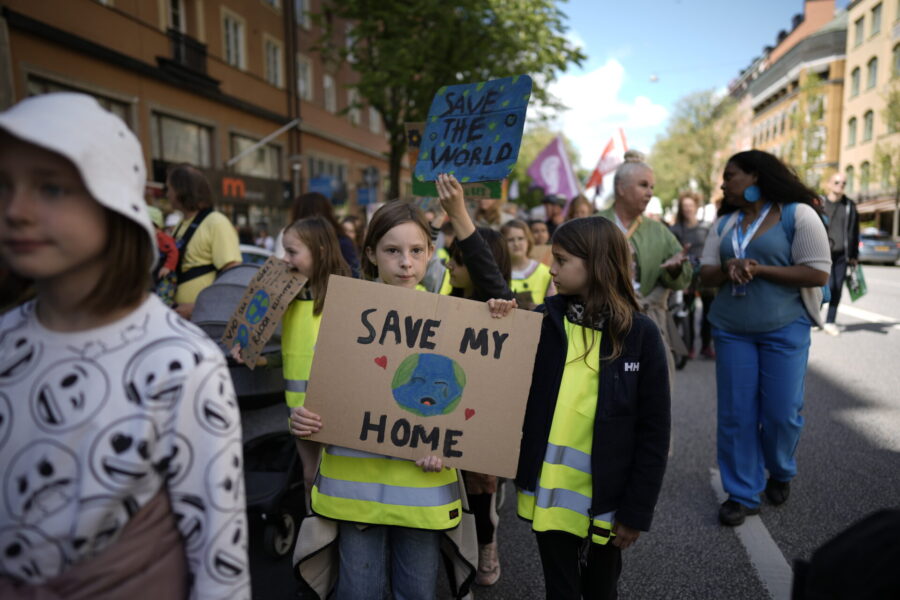 "Rädda mitt hem", står det på ett av plakaten som syntes i proteströrelsen Fridays for futures demonstration i samband med Stockholm +50.