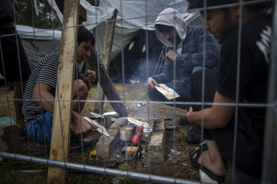 Migranter vid ett nybyggt flyktingläger i Litauen, nära gränsen till Belarus, i augusti 2021.