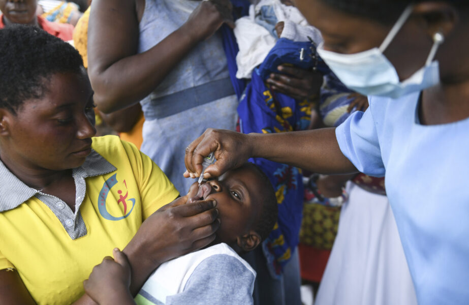 Ett barn i Malawi vaccineras mot polio under en vaccinkampanj i våras.