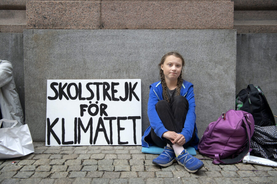 Greta Thunberg utanför Riksdagshuset för fyra år sedan, med den numera klassiska skylten "Skolstrejk för klimatet".
