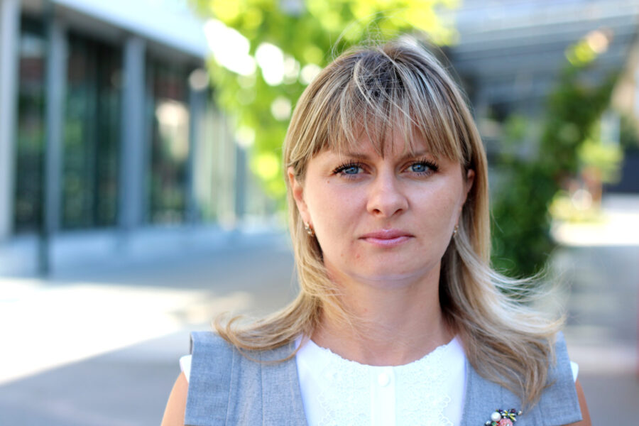 Mariia Tyshchenko arbetar vanligtvis med människorättsfrågor i Ukraina, men tvingas nu arbeta från Sverige.