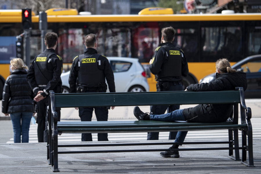 Tre poliser håller koll på trafiken vid Rådhusplatsen i centrala Köpenhamn.