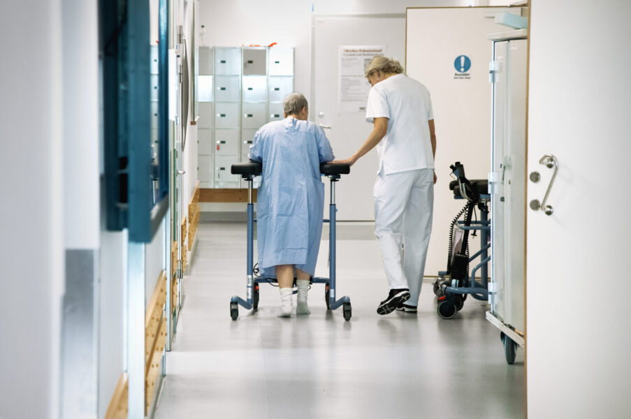 Det finns omkring 210 000 personer med sjuksköterskelegitimation i Sverige.