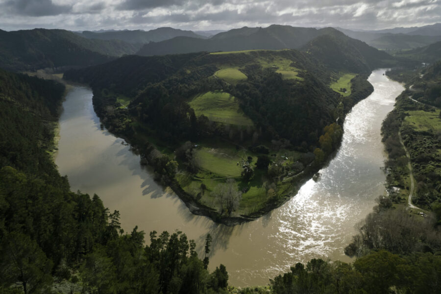 Floden Whanganui på  Nya Zeeland är en av flera floder i världen som har blivit erkänd som en juridisk person och därmed fått rättigheter.