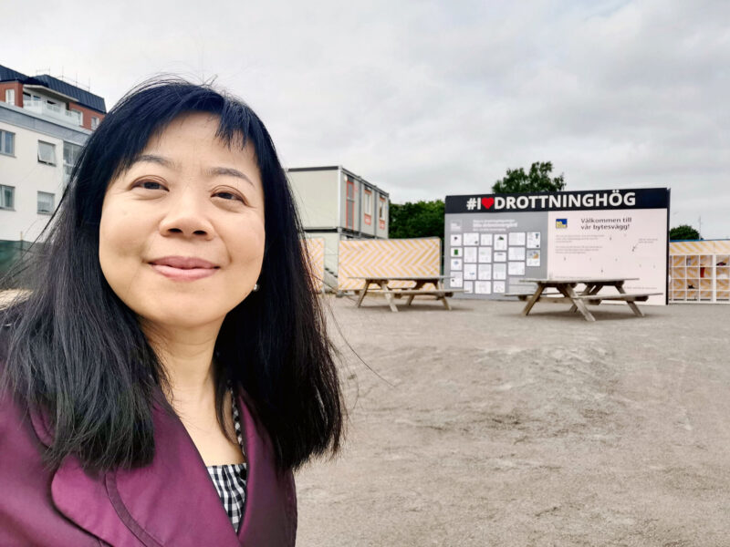 Ju Liu, docent i innovationsstudier vid Malmö universitet, har visat att ett försök i Helsingborg, där äldre och yngre personer bor tillsammans gav fördelar både för nyanlända och under pandemin.