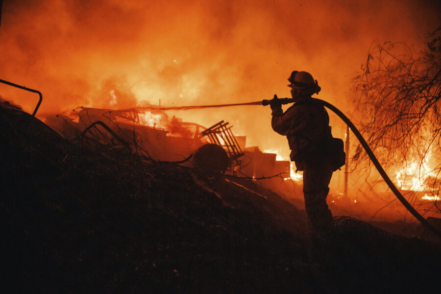 En brandman bekämpar Fariviewbranden under måndagen i närheten av Hemet i Kalifornien.