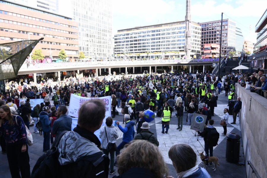 Fridays for future med fler samlas vid Sergels torg för att sedan ta sig vidare till manifestationen vid Mynttorget.