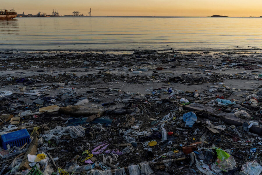 Plast görs fortfarande till stor del av fossil olja, men en smartare användning och andra råvaror skulle göra den mer hållbar.