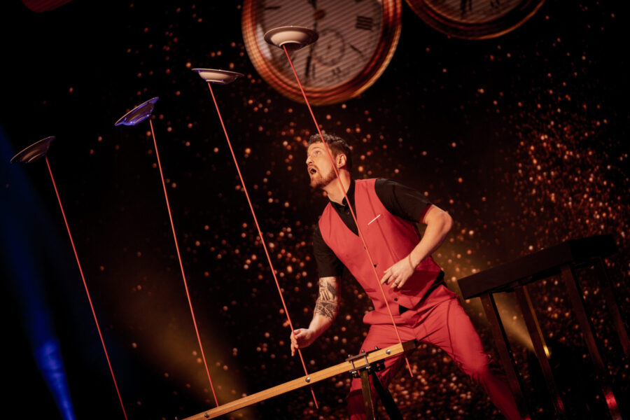 Peter Åberg blandar text, jonglering, minneskonst, musik och magi i sina föreställningar, som framför allt kommer att äga rum på bygdegårdar i Södermanland.