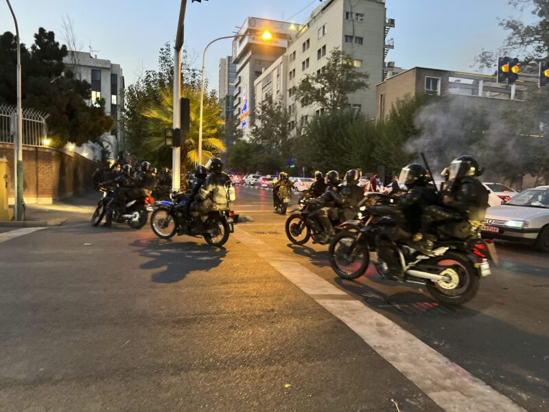 Säkerhetsstyrkor med batonger i Teheran, Iran.