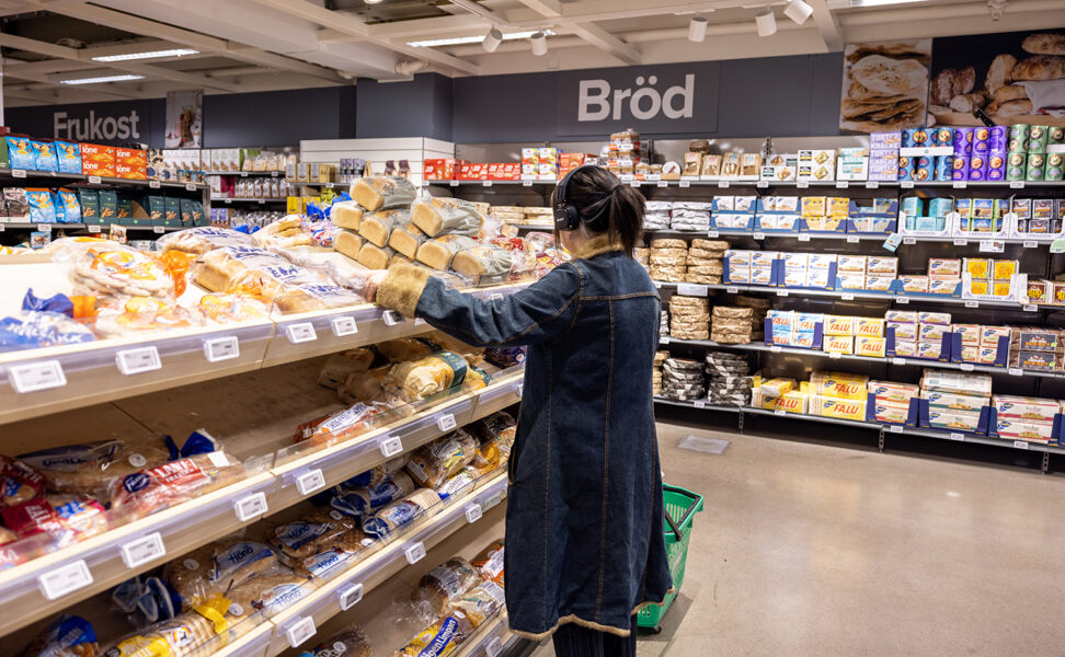 På försök ska brödhyllor i några butiker göras om för att se om det kan få kunder att välja hälsosammare mat.