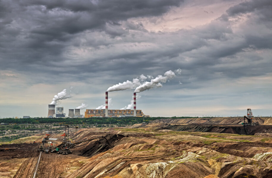 Kolkraftverken står för en tredjedel av kolidioxidutsläppen och är därmed en av de största källorna till den snabba temperaturökningen.