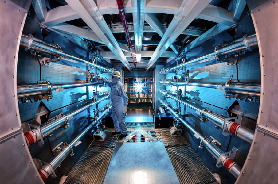 Lawrence Livermore National Laboratory, där en tekniker ser över optiken i fusionslaboratoriet.