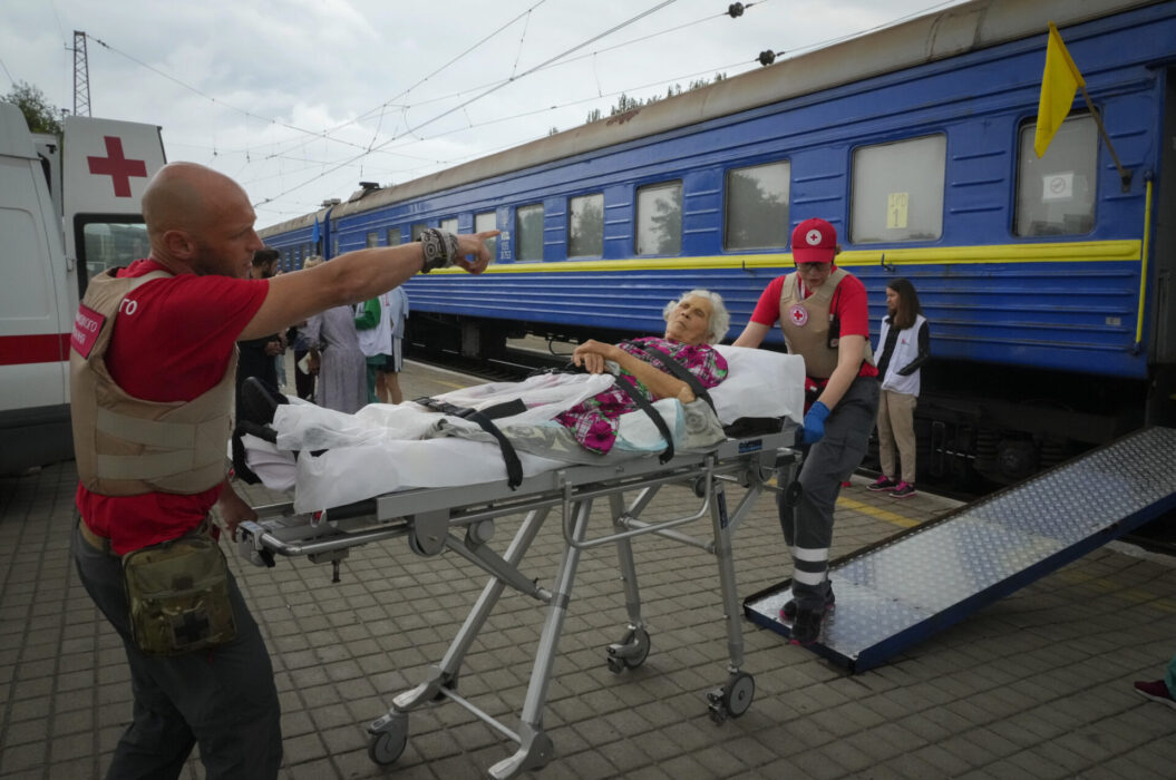 En äldre kvinna i regionen Donetsk rullas in i ett tåg som Läkare utan gränser utrustat med sjukvårdskapacitet för evakuering av patienter från konfliktzoner till säkrare platser
