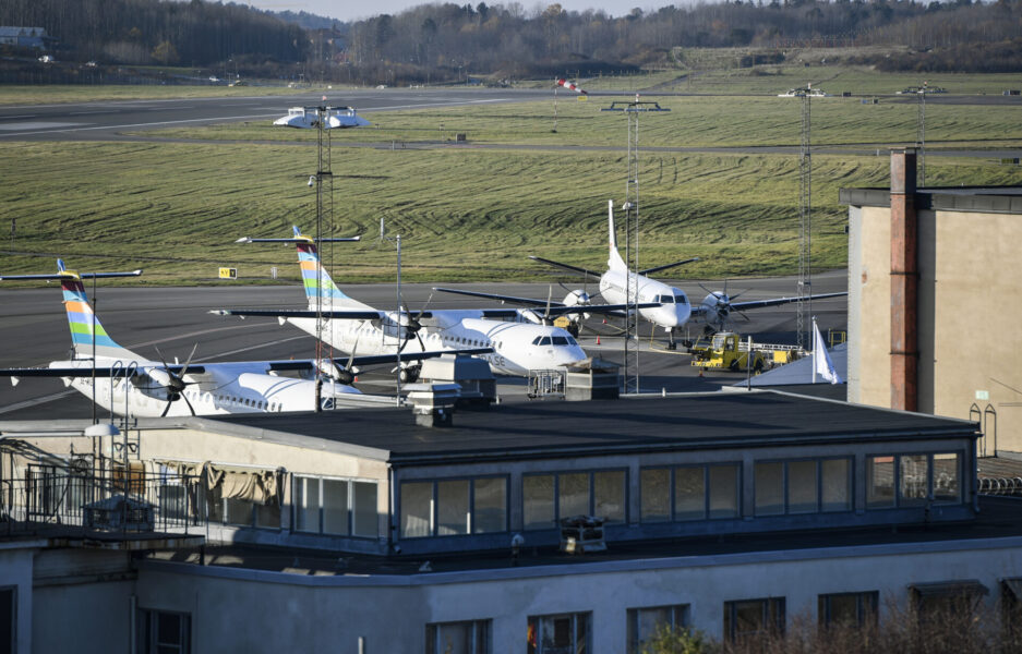 En man och en kvinna döms för inblandning i en aktion mot flyget på Halmstads flygplats i oktober förra året.