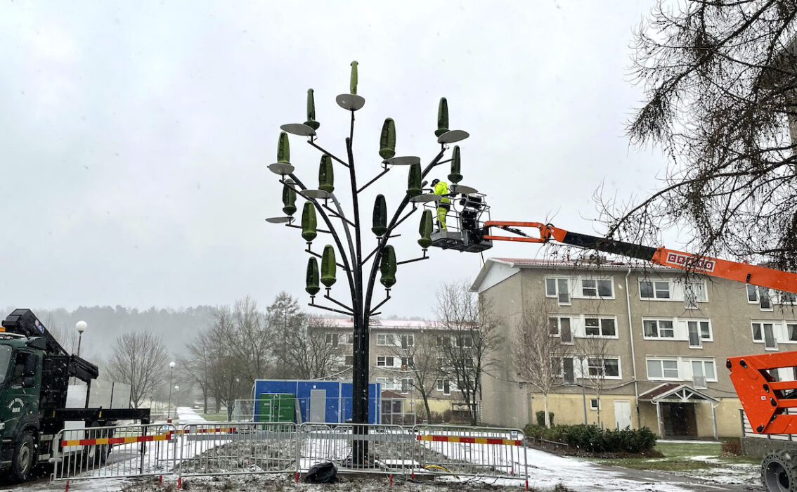 Vindkraftsträdet i Göteborg håller på att monteras upp