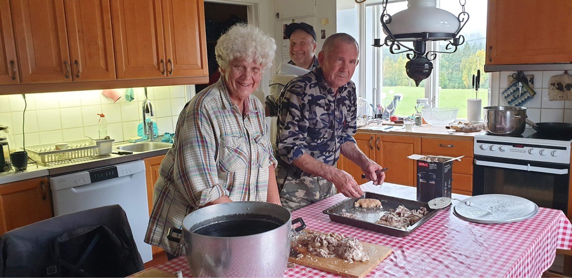 Mellan matvärnarna Gunilla Maria från Hemavan och Johann från Sibirien i färd att koka sylta syns Thorsten Laxvik, som är en av bokens redaktörer.