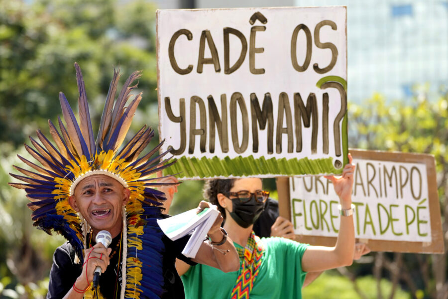 Yanomamiledaren Nando Potiguara under en protestaktion mot gruvor på yanomamimark i maj 2022.