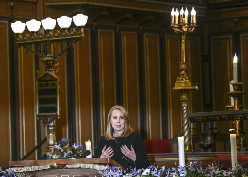 Centerpartiets partiledare Annie Lööf talar vid Judiska församlingen i Stockholms minneshögtid för Förintelsens offer i Stockholms stora synagoga på Förintelsens minnesdag.