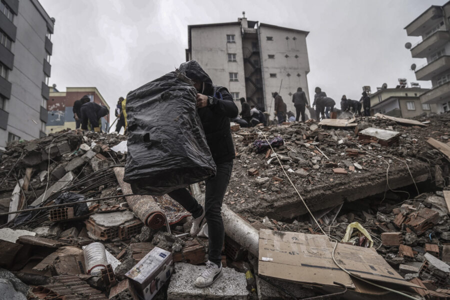 Räddningsarbete i staden Gaziantep efter jordbävningen den 6 februari.
