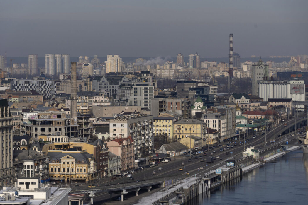 Ur fågelperspektiv ser Kiev relativt oberört ut