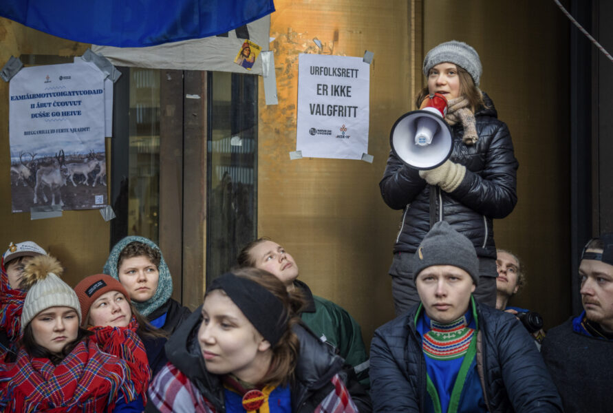 Greta Thunberg med megafon bland protesterande samer. Protest mot vindkraftpark.