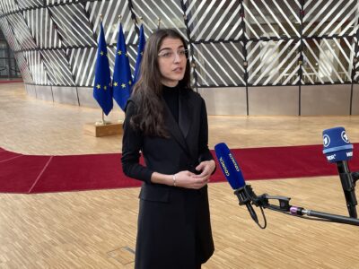 Romina Pourmokhtari framför en mikrofon.